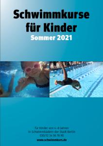 Plakat für die „Schwimmkurse für Kinder“ im Sommer 2021. Es zeigt zwei Bilder: ein Kind, das unter Wasser schwimmt, und einen Jungen, der in ein Schwimmbecken springt. Kontaktinformationen und Website für weitere Informationen sind enthalten.