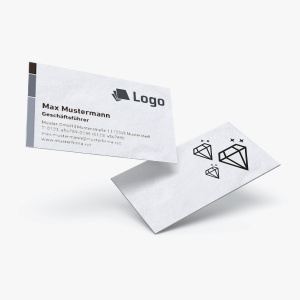 Zwei Visitenkarten im minimalistischen Design. Eine Karte zeigt Kontaktdaten und ein Firmenlogo mit „Max Mustermann“ und „Geschäftsführer“. Die andere Karte zeigt geometrische Rautensymbole.