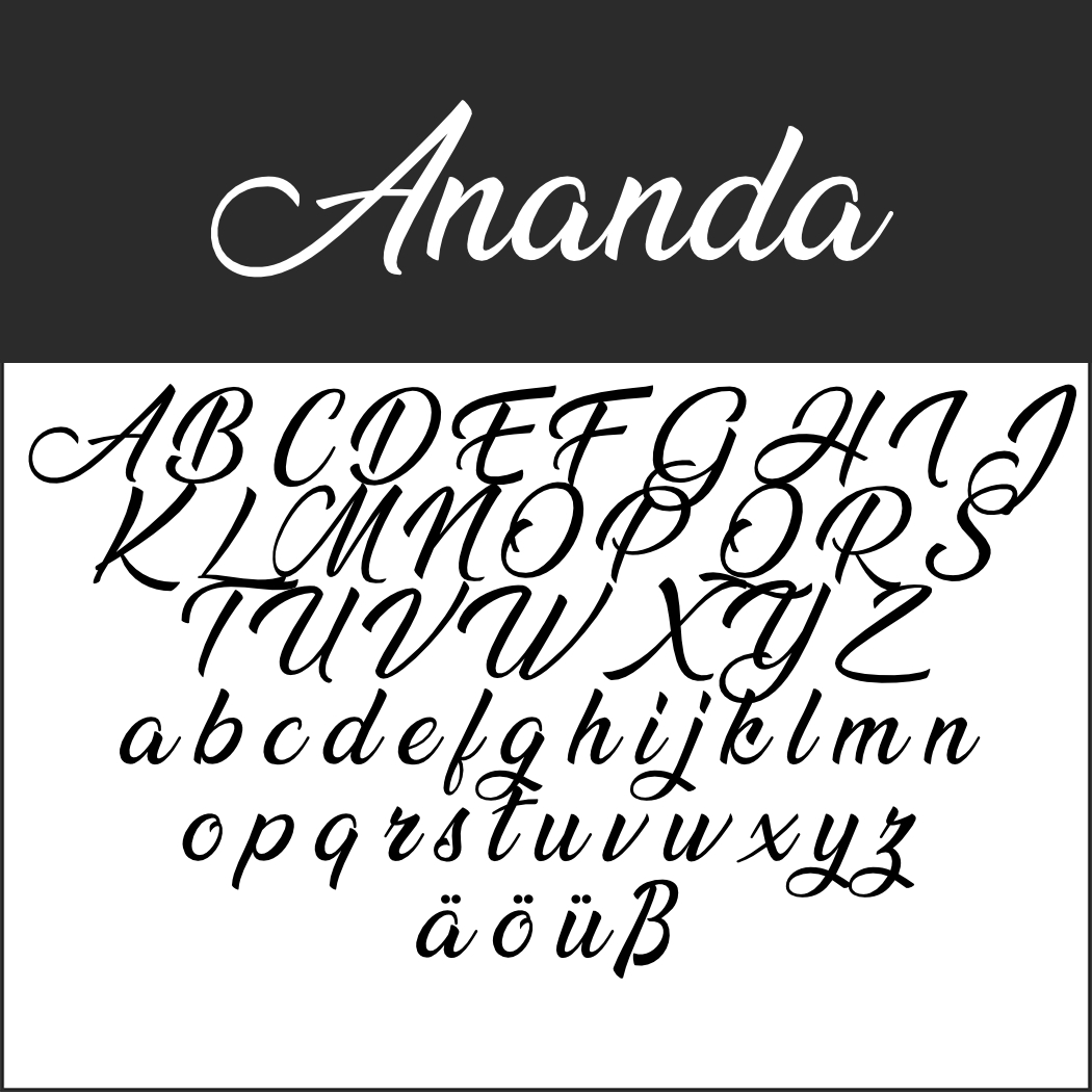 Elegantes Beispiel einer kalligraphischen Schriftart, die den Namen „Ananda“ in Schreibschrift anzeigt, gefolgt vom vollständigen Alphabet in Groß- und Kleinbuchstaben, einschließlich der Sonderzeichen ä, ö und ß, auf einem kontrastierenden schwarz-weißen Hintergrund.