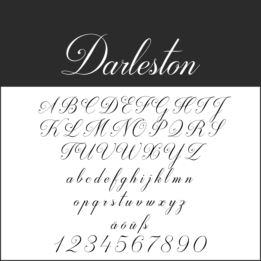 Das elegante Muster einer Schreibschrift mit dem Titel „Darleston“ ziert einen schwarzen Hintergrund und zeigt einen Kalligraphie-Schriftstil mit Großbuchstaben A–Z, Kleinbuchstaben a–z, Sonderzeichen ä, ö, ü und Ziffern 0–9 in anspruchsvoller Schreibschrift.