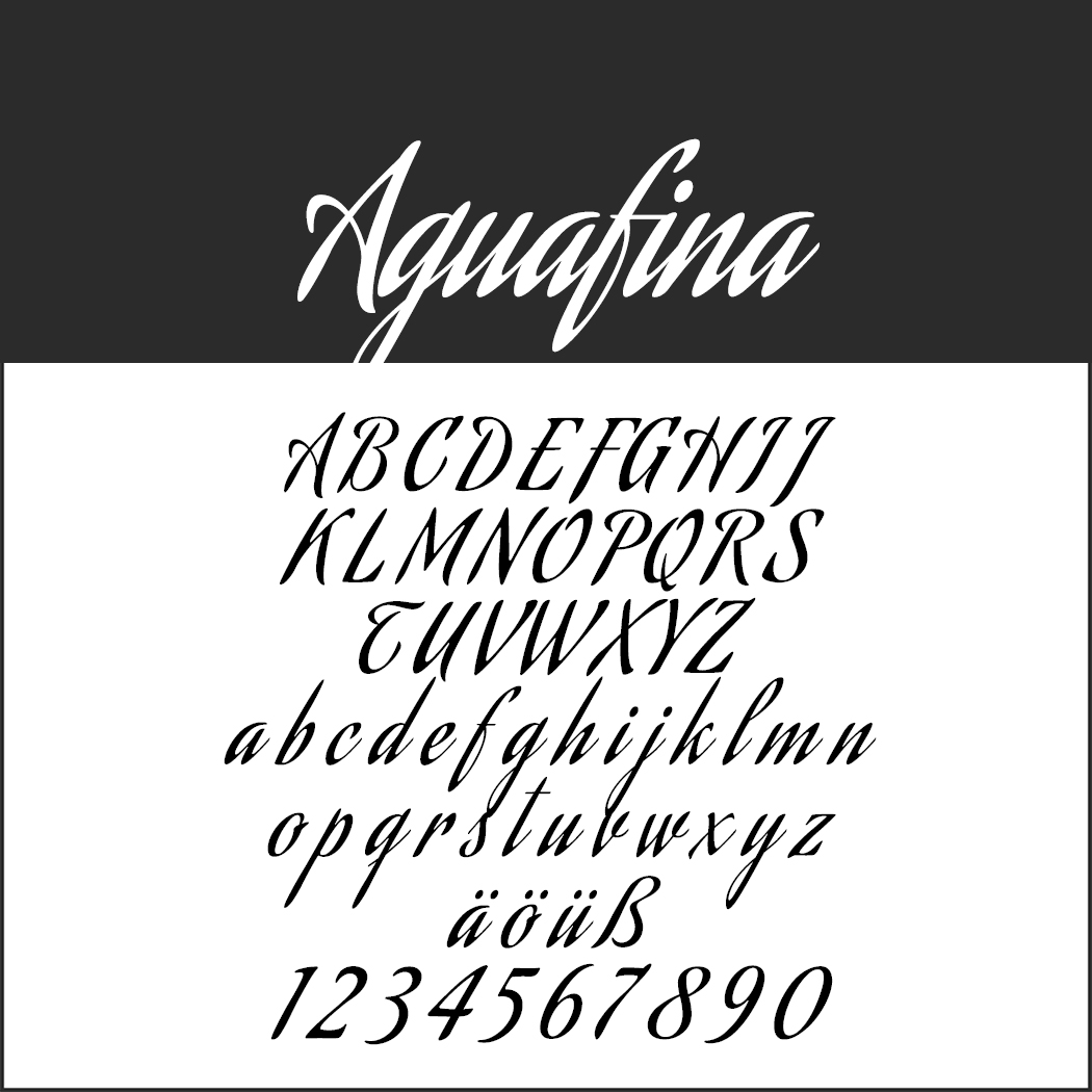 Beispiel der Schriftart Aquafina mit den Großbuchstaben A–Z, den Kleinbuchstaben a–z, den Zeichen ä, ö, ü, ß und den Zahlen 0–9 in Schreibschrift, mit einem dunklen Hintergrund darüber, der den Schriftnamen anzeigt.