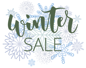 Bild mit den Worten „Winter Sale“ in stilvollen Schriftarten, platziert auf einem Hintergrund aus verschiedenen blauen und hellgrünen Schneeflocken unterschiedlicher Größe.