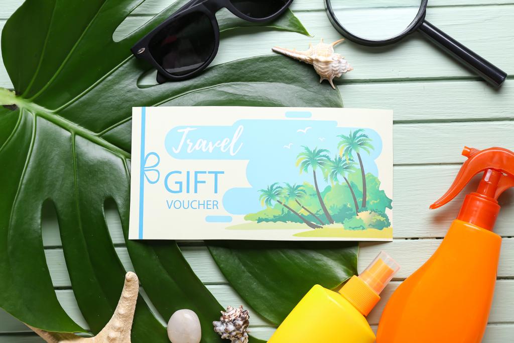Ein Reise-Geschenkgutschein mit Palmenillustrationen auf grünem Blatthintergrund, umgeben von Sonnenbrillen, einer Lupe, Muscheln und Sonnenschutzflaschen, wird für eine persönliche Note mit eleganten Gutschein-Textvorlagen kombiniert.