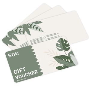 Ein Set mit drei Geschenkgutscheinen, perfekt als Weihnachtsgeschenke für Kunden. Jeder Gutschein ist mit einem grünen und einem beigen Blattmotiv versehen. Die sichtbare Karte zeigt „50 €“ und „GESCHENKGUTSCHEIN“, die anderen sind teilweise im Hintergrund sichtbar.