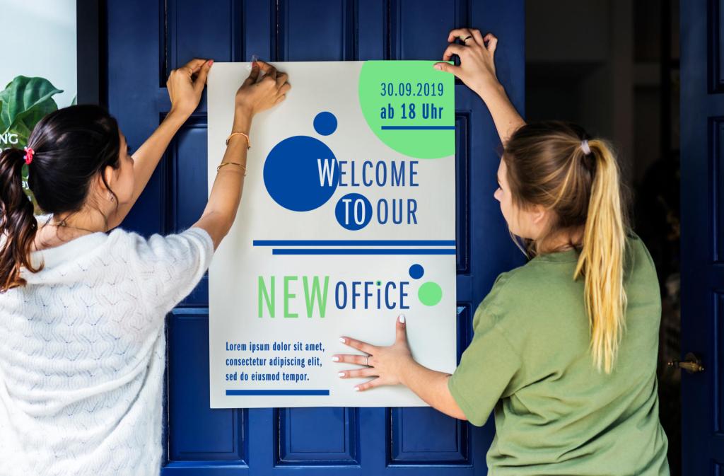 Zwei Personen hängen ein Plakat an eine blaue Tür. Auf dem Plakat steht „Willkommen in unserem neuen Büro“ mit dem Datum „30.09.2019“ und der Uhrzeit „18 Uhr“. Es enthält abstrakte blaue und grüne Kreise und Platzhaltertext am unteren Rand.